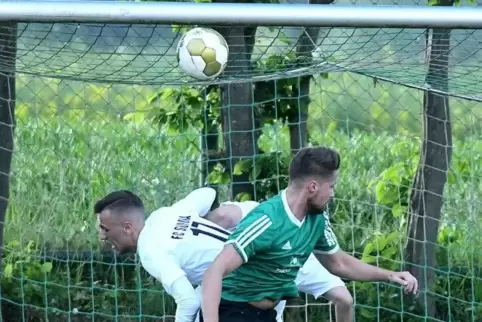 Kopfballduell im Sechzehner von Shqiponja Kaiserslautern. Die Partie bei der SpVgg Gauersheim endete 2:2 unentschieden.  Foto: S