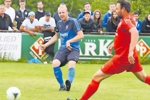 Doppel-Torschütze Benjamin Grünnagel (links) legt zum 3:0 auf. Waldemar Bleck kommt zu spät.