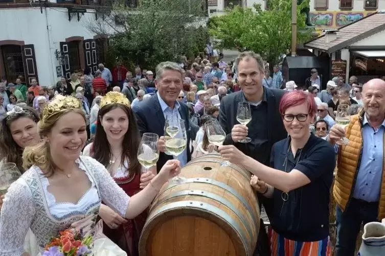 Maikammer Ex Biathletin Kati Wilhelm Eröffnet Maifest Neustadt Die Rheinpfalz 1756