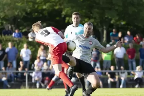 Harter Zweikampf: Jonas Bäcker vom VfR Hundheim (links) gegen Alexander Joniks (SV Steinwenden II). Foto: VIEW