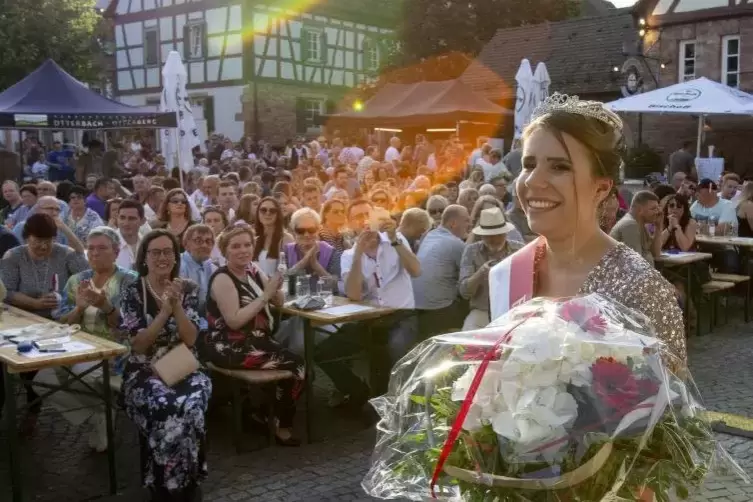 Star des Abends: Isabell I., die frisch gekrönte Frühlingskönigin, wird auf dem Otterberger Kirchplatz von ihrem Volk gefeiert. 