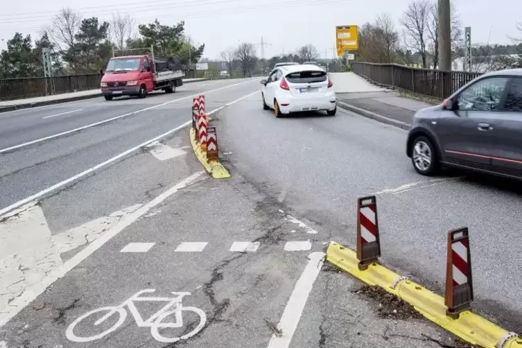 Hier endet der Radweg auf der B270 an der Vogelweh. Der ADFC schlägt vor, ihn mit Fahrbahnmarkierungen auf die Straße zu verlege