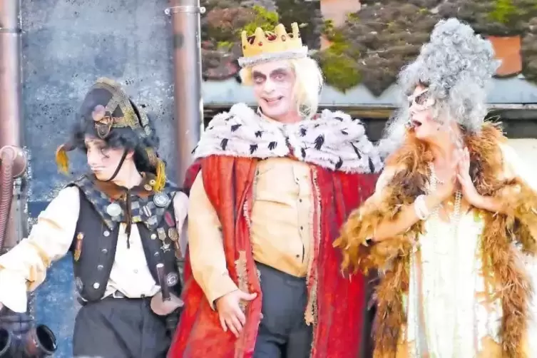 Laura Kaiser, Thomas Kölsch und Felix S. Felix (von links) in „König Blutwurst“ auf der Burg Altdahn.