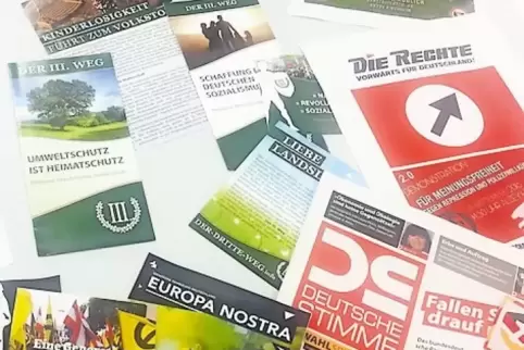 Schriften von vom Verfassungsschutz als extremistisch eingestuften Gruppierungen.