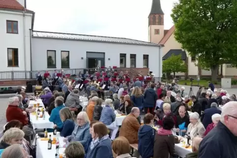 Eine der jüngsten Veranstaltungen der Kolpingsfamilie: der Serenadenabend mit der Kolpingkapelle am Alten Pfarrheim Foto: Potdev