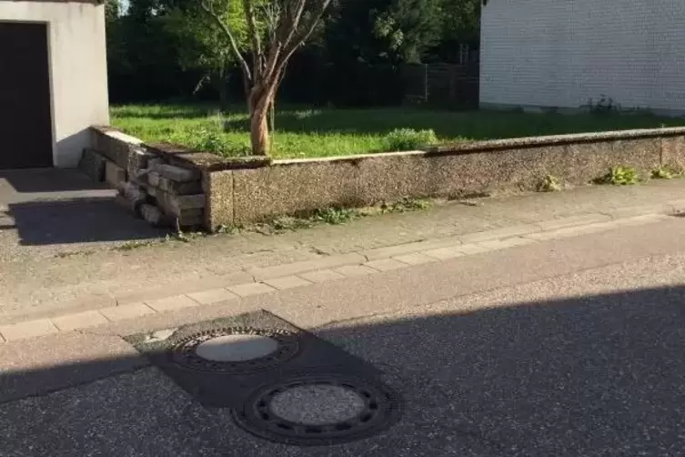 Nur die beiden Kanaldeckel weisen auf den Regenüberlauf hin.   Foto: FH