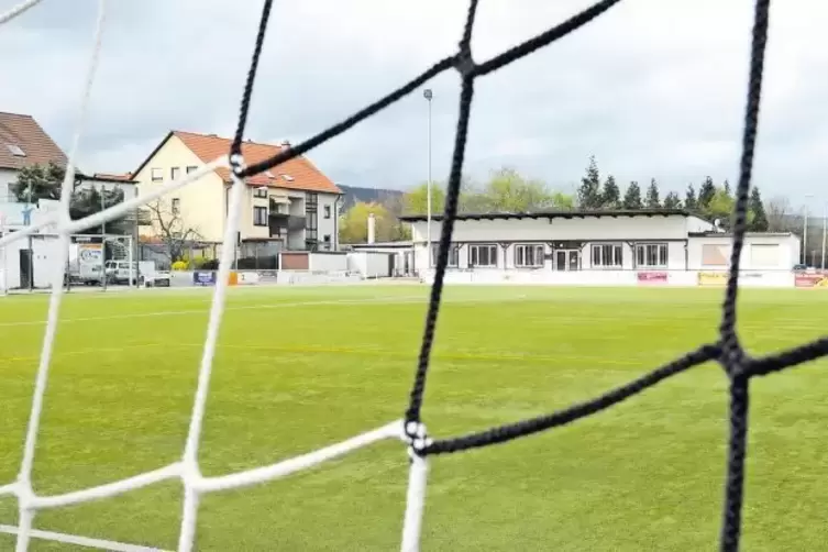 Auf dem Dürkheimer Kunstrasenplatz kämpft der SV 1911 heute Abend um die letzte Chance auf den Aufstieg in die B-Klasse.