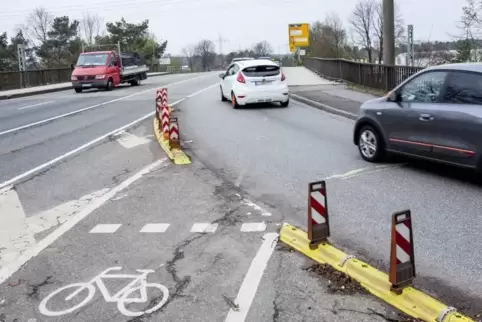 Hier endet der Radweg auf der B270 an der Vogelweh. Der ADFC schlägt vor, ihn mit Fahrbahnmarkierungen auf die Straße zu verlege