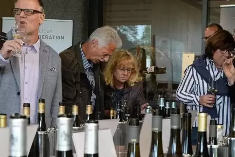 Verkostung der Siegerweine im Weingut Bergdolt-Reif & Nett in Duttweiler.  Foto: Linzmeier-Mehn