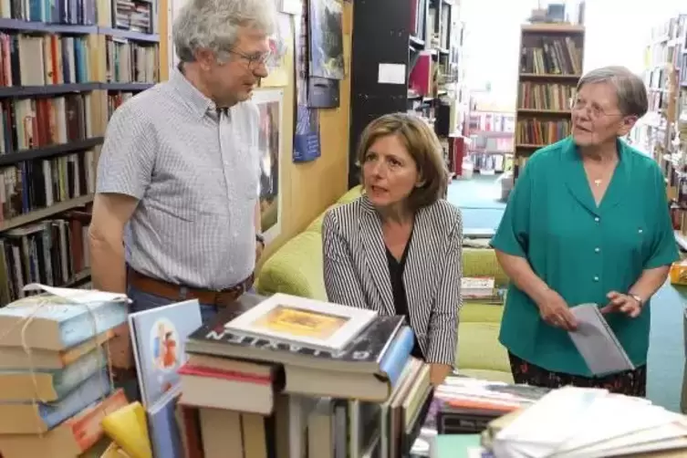 Malu Dreyer lässt sich von Gerlinde Rahm den ehrenamtlich organisierten Ruhango-Markt zeigen. Foto: Iversen