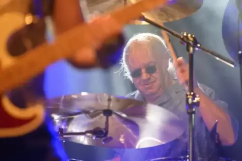 Trotz fast 71 Jahren keineswegs müde oder unlustig: Ian Paice schlug die Fritz-Wunderlich-Halle in Bann. Foto: m. hoffmann