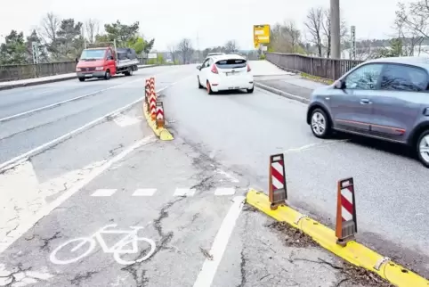 Hier endet der Radweg auf der B270 an der Vogelweh. Der ADFC schlägt vor, ihn mit Fahrbahnmarkierungen auf die Straße zu verlege