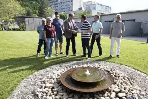 Beim Grillfest mit Hospizgästen und Mitarbeitern übergab der Fördervein Stationäres Hospiz Westpfalz eine Spende: Eckhard Richte