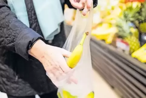 Manche Kunden beschweren sich über das viele Plastik in Supermarkt- und Discounter-Filialen. Andere verpacken ihre Einkäufe häuf