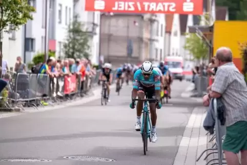 Mekseb Debesay vorneweg. Bis zu 23 Sekunden betrug sein Vorsprung in Hatzenbühl. Simon Nuber gewann trotzdem.  Foto: Iversen