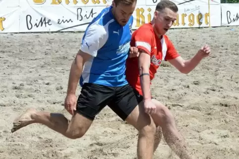 Am Wochenende fliegt wieder der Sand beim Beachsoccer in Niederkirchen (wie hier 2016 zwischen Blue Forest Deidesheim und den Be