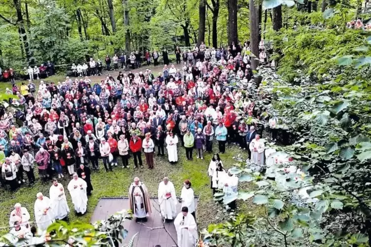 Die Lichterprozession führte zur Lourdesgrotte, wo mit Bischof Karl-Heinz Wiesemann und vielen Priestern eine festliche Abschlus