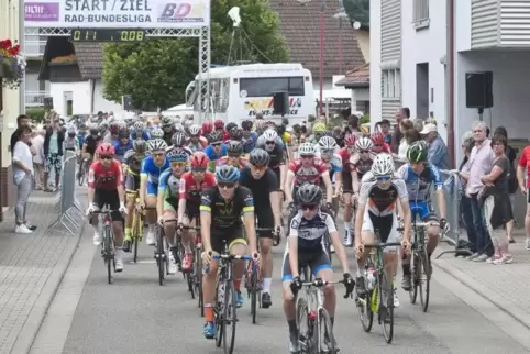 Vor zwei Jahren bei den deutschen Meisterschaften in Linden: die U19-Fahrer kurz nach dem Start.  Foto: VIEW