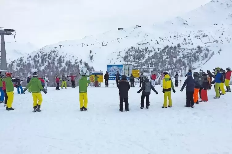 Freizeitteilnehmer bei der Ski-Gymnastik.