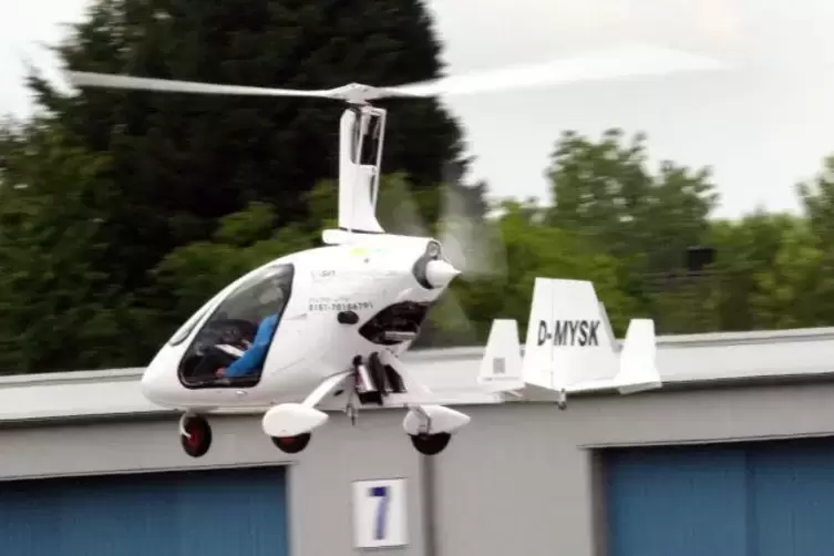 Schwebt über dem Flugplatz Speyer: Gyrocopter archivfoto: lenz