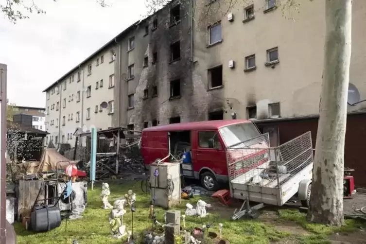 Vom Feuer beschädigt: der Block im Lauterer Asternweg.   Foto: VIEW