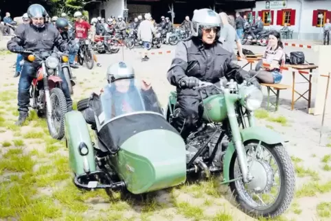 Marita und Erhard Trahmer aus Worms gehen bei der Donnersberg Klassik gemeinsam mit ihrer Zündapp 601 auf Tour.