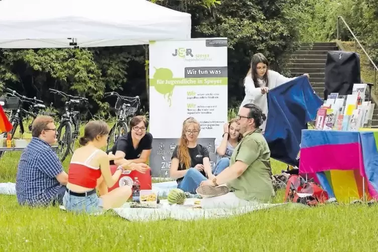 Picknick auf den Domwiesen: Jugendstadtrat und Inspeyered hatten zu Gesprächen eingeladen.