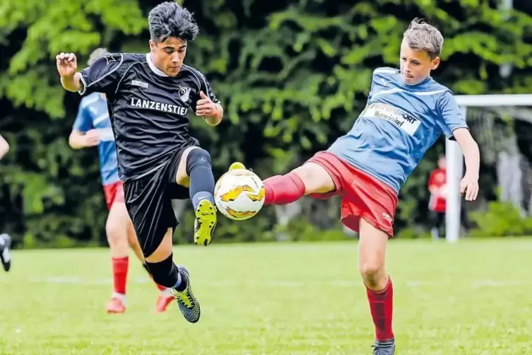 Morlauterns Faisal Shirzay (links) brachte den SVM bei den C-Junioren früh in Führung und sollte an diesem Tag noch mehrfach tre