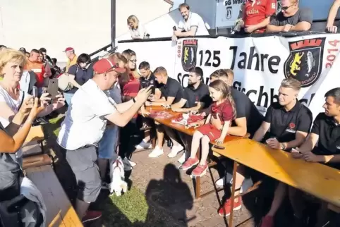 Nach dem Spiel stand der gesamte Profikader des FCK für Autogramme und natürlich auch für so manches Erinnerungsfoto zur Verfügu