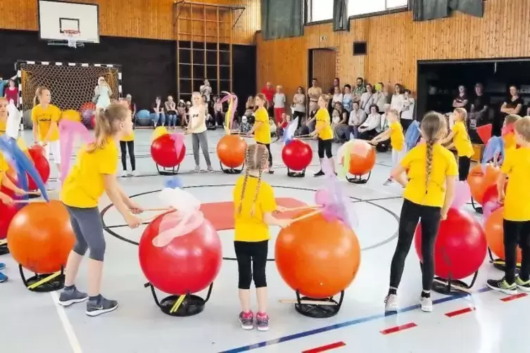 Trommeln auf Gymnastikbällen war nur eine von vielen Aktionen, mit denen die Böhl-Iggelheimer Vereine ihr Jubiläum feierten.