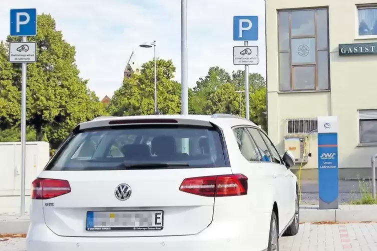 „Saft“ zapfen bei den Werken: die umgebaute E-Tankstelle am Naturfreundehaus.