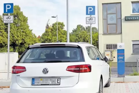 „Saft“ zapfen bei den Werken: die umgebaute E-Tankstelle am Naturfreundehaus.