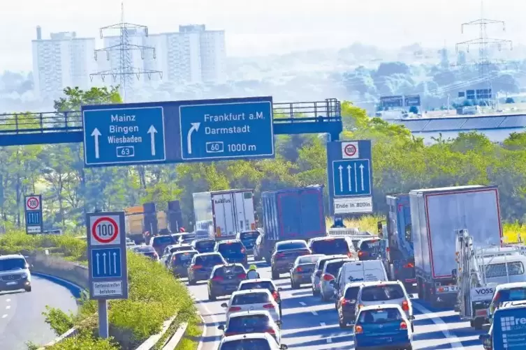 Berufsverkehr morgens um 7 Uhr auf der A 63 in Fahrtrichtung Mainz: der Seitenstreifen ist für den Verkehr freigegeben, es gilt 