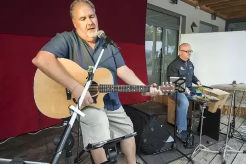 Stephan Flesch (Gitarre) und Thomas Rieder begeistern das Publikum mit ihrer Musikauswahl. Foto: VIEW