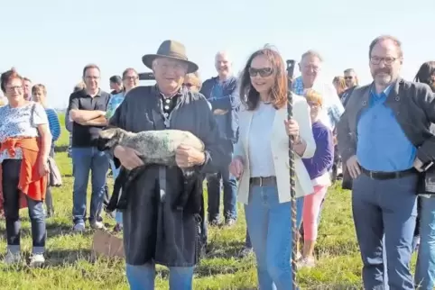 Bürgermeisterin Silvia Seebach beim „Tag der offenen Höfe“ im vergangenen Jahr auf einer Weide in Kröppen mit dem Hobbyschäfer H