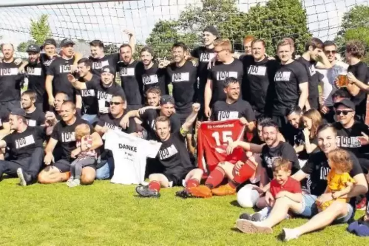 Auf den T-Shirts steht es: Meister SG Limburgerhof feiert sein 100-jähriges Bestehen.