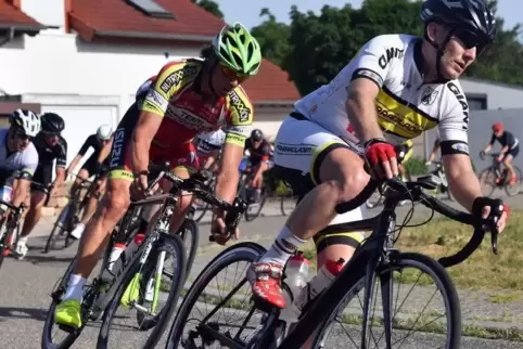 Jens Kreuzer (vorne) fuhr nicht nur das Rennen, sondern rollte danach auf dem Rad nach Hause.  Foto: Mehn