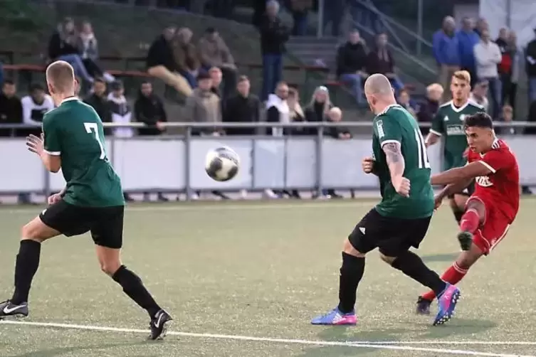 TSC-Kicker Sayfedine El Khadem (rechts) versucht sein Glück, Peter Raje (SG VB Zweibrücken/SV Ixheim) muss ihn gewähren lassen. 