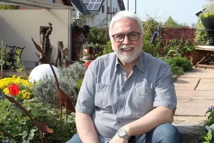 Im April vor der Ortsbürgermeisterwahl in seinem Garten: Erwin Leuthner. Er ist noch bis zur konstituierenden Sitzung des Ortsge