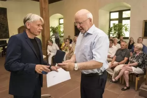 Franz Schermer (rechts) nahm die Auszeichnung mit dem Barbarossasiegel von Oberbürgermeister Klaus Weichel entgegen.  Foto: VIEW