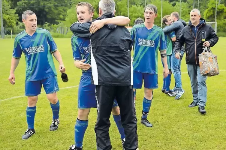 Tabellenplatz zwei und Aufstieg geschafft: SG-Trainer Alexander Raab feiert mit seinen Spielern.