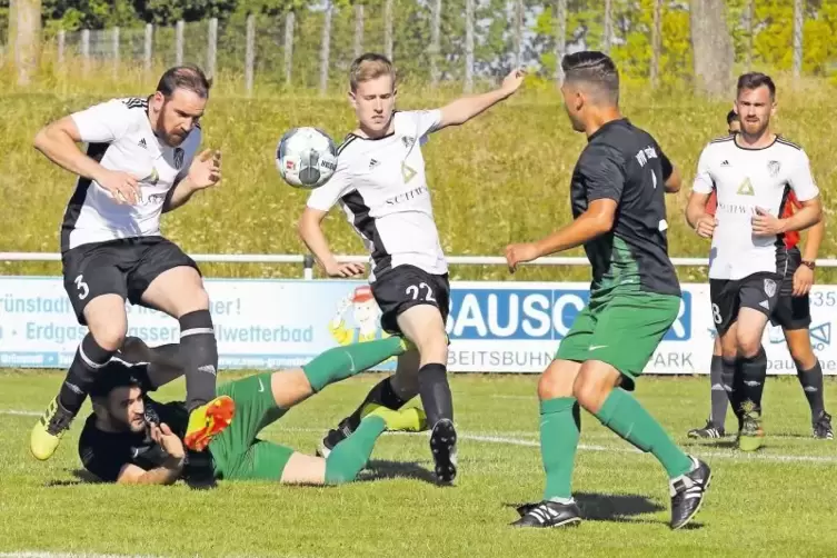 Die Spieler des SV Kirchheim hatten beim Finale der Aktiven Mannschaften viel Defensivarbeit zu verrichten. Kevin Fitzgerald (li