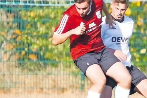 Verletzte sich gegen Ende der abgelaufenen Bezirksliga-Saison, blieb aber mit 23 Toren bester SG-Schütze: Christopher Schmitt (l