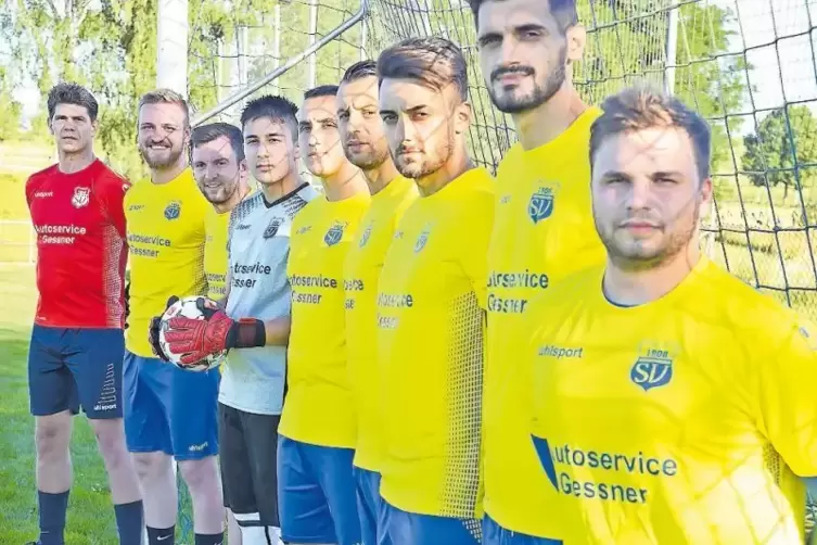 Torwarttrainer und Stand-by-Keeper Mirko Bitzer sowie die Trainer André Hampel und Daniel Lenhard mit den neuen Spielern des SV 