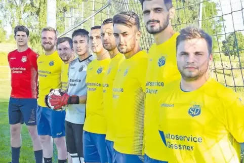 Torwarttrainer und Stand-by-Keeper Mirko Bitzer sowie die Trainer André Hampel und Daniel Lenhard mit den neuen Spielern des SV 