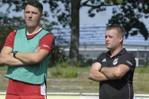 Thomas Gomola (links) und Stephan Mehlem, das Trainerduo des Fußball-Bezirksligisten ASV Maxdorf. Foto: KUNZ