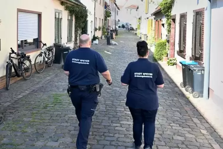 Steinmetzergasse, 8.45 Uhr: Der städtische Ordnungsdienst entdeckt keine parkenden Autos, der Müllwagen darf kommen.  Foto: Lenz