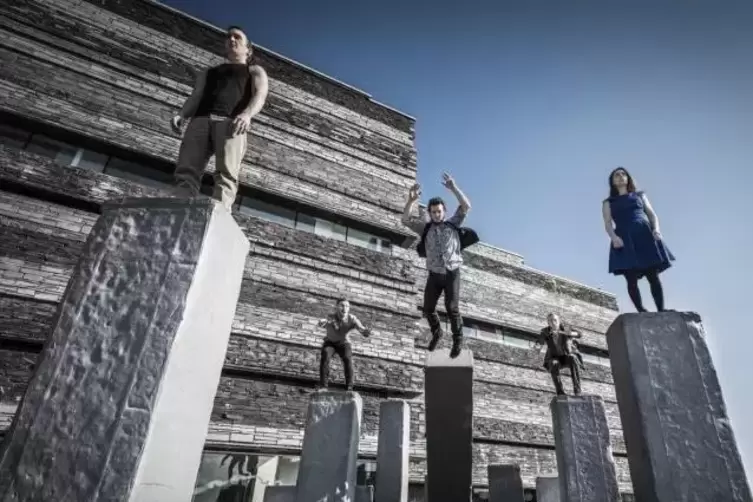 Vom Leben in der Stadt erzählt „Block“, in dem die britische Truppe Motionhouse Tanz und Zirkus zu einer kraftvollen Performance