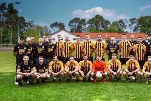 Die Meistermannschaft des SV Spesbach II, stehend von links: Trainer Konrad Weis, Heiko Moses, Reiner Henter, Christian Wagner, 