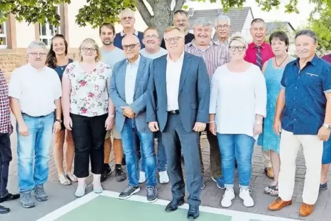 Der neue Ebertsheimer Gemeinderat: (von links) Rodenbachs Ortsvorsteher Volker Schmidt, Rainer Pohl, Sarah Schindler, Michaela S